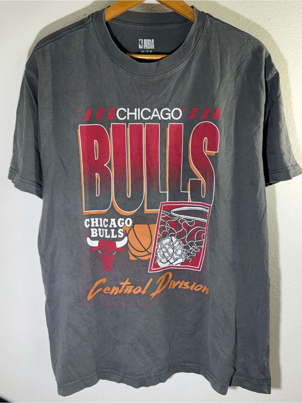 NBA Chicago Bulls Mens Large Gray Graphic Tee Red Orange Team Logo Shirt